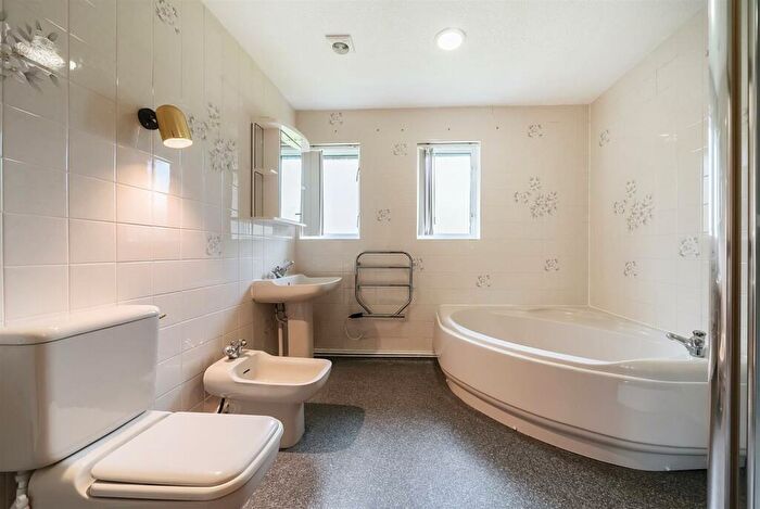 1 Bedroom Bungalow For Sale In St Mellion Estate, PL12