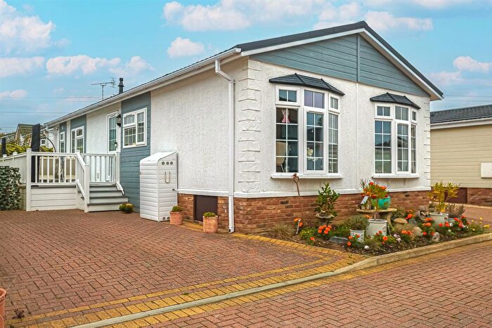 2 Bedroom Park Home For Sale In Palm Court, Battlesbridge, Wickford, SS11
