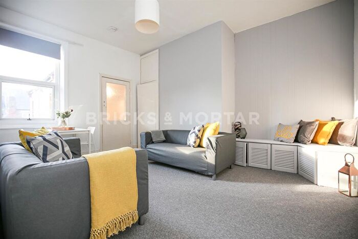 2 Bedroom Flat To Rent In Grosvenor Gardens, Jesmond, Newcastle Upon Tyne, NE2