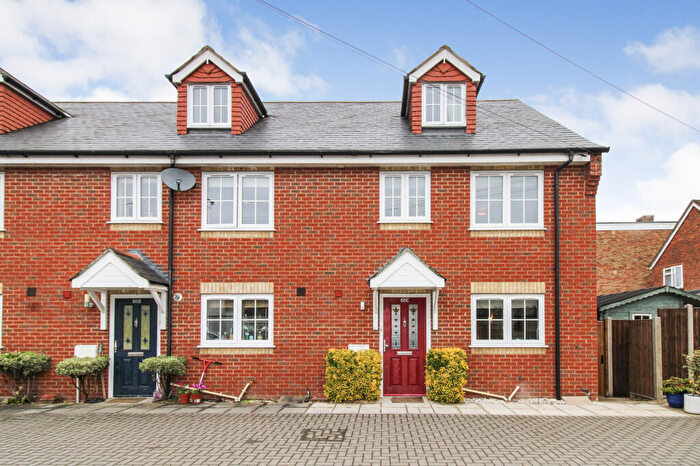 3 Bedroom End Of Terrace House For Sale In Alexandra Road, Farnborough, GU14