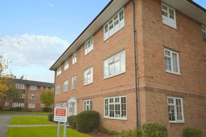 2 Bedroom Flat To Rent In Robin Hood Lane, Sutton, SM1