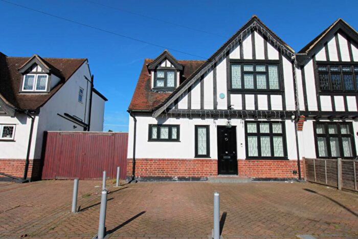4 Bedroom Semi Detached House For Sale In Meadow Way, Upminster, Essex, RM14