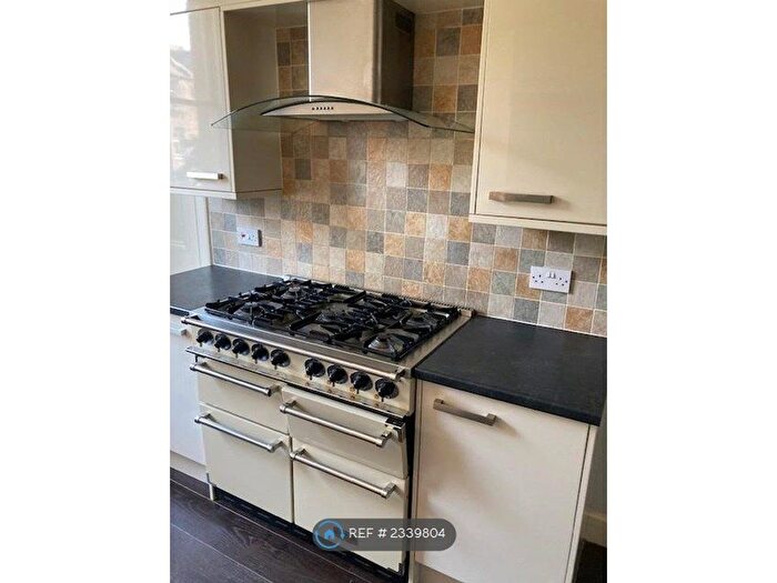 2 Bedroom Flat To Rent In Bruntsfield Place, Edinburgh, EH10