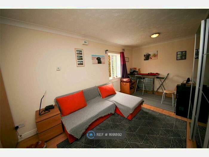 Studio To Rent In London, London, NW9