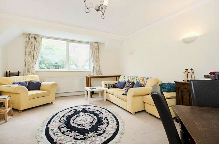 2 Bedroom Flat To Rent In Powis Gardens, Golders Green, London, NW11