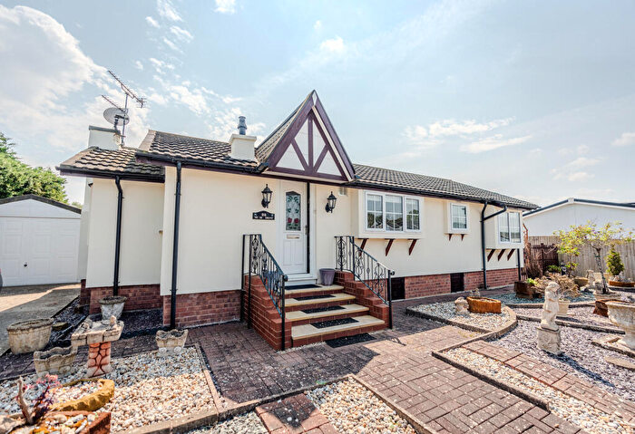 2 Bedroom Park Home For Sale In Sunset Drive, Stratford-upon-Avon, Warwickshire, CV37