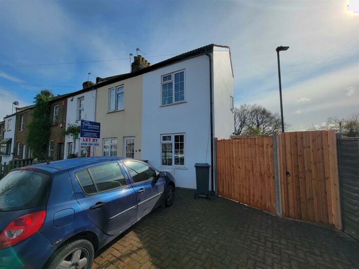 2 Bedroom End Of Terrace House To Rent In Barrowell Green, Winchmore Hill, N21