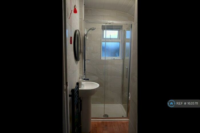 5 Bedroom Semi-Detached House To Rent In Honeysuckle Road, Southampton, SO16