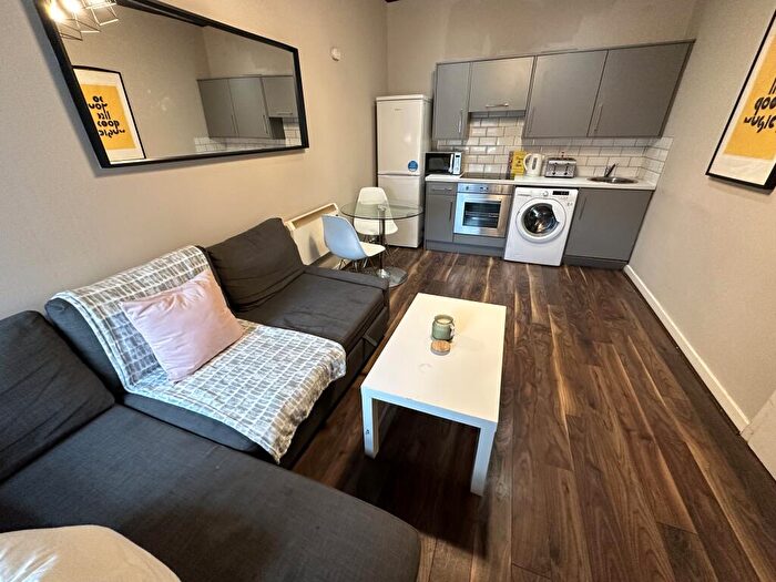 3 Bedroom Flat To Rent In Fell Street, L7