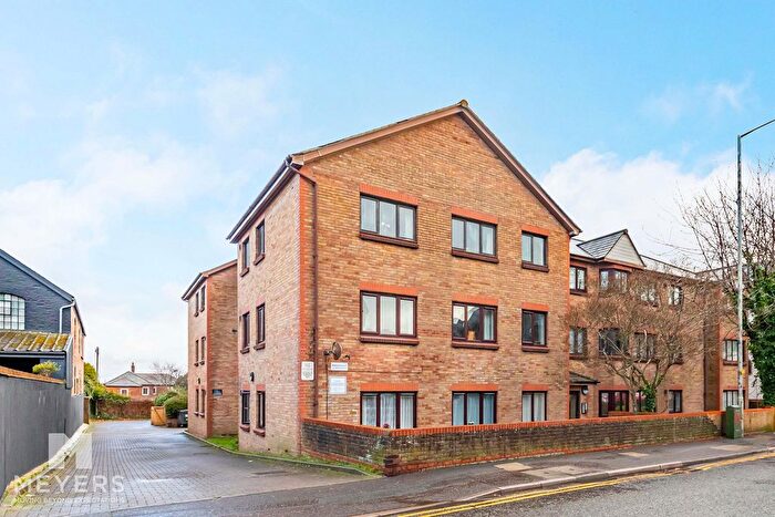 2 Bedroom Flat For Sale In Seabourne Road, Bournemouth, BH5