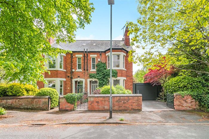 3 Bedroom Semi-Detached House For Sale In Park Avenue, Mansfield, NG18