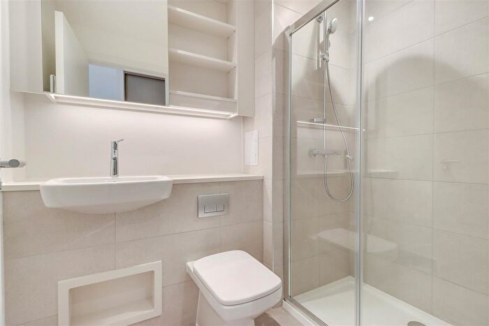 2 Bedroom Flat To Rent In Herne Hill Road, London, SE24