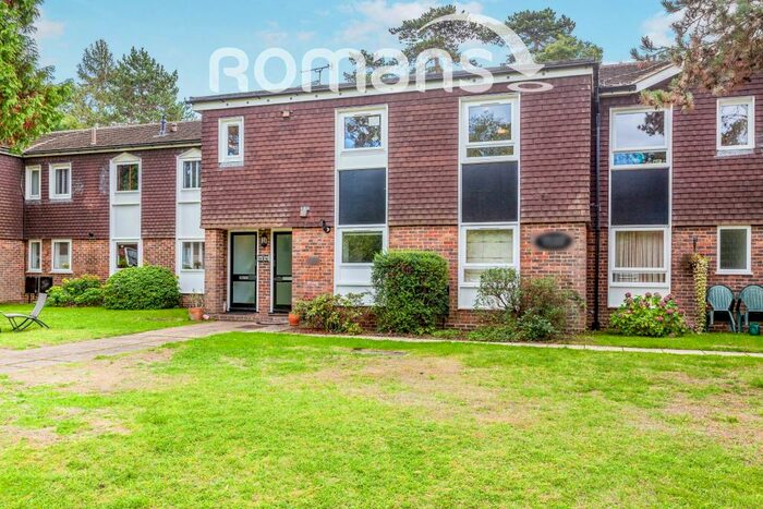 2 Bedroom Flat To Rent In Larchmoor Park, Stoke Poges, SL2