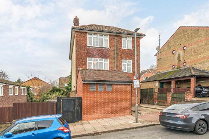 2 Bedroom Flat To Rent In Acanthus Road, London, SW11