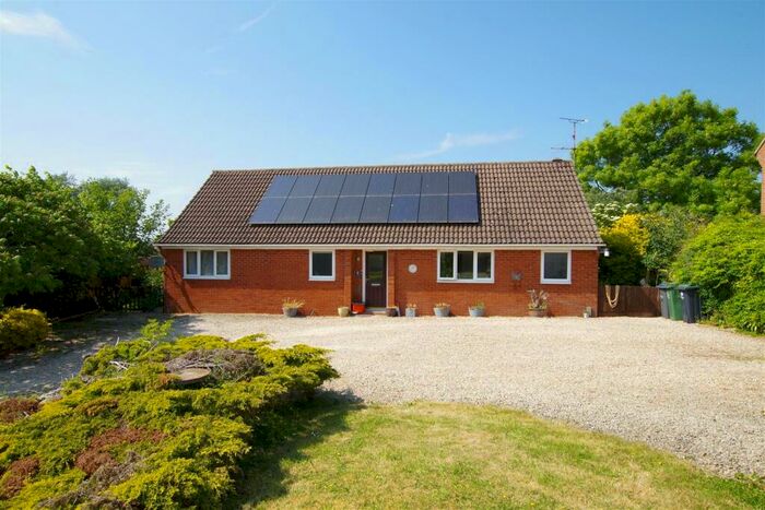 3 Bedroom Detached Bungalow To Rent In Common Lane, Purton Stoke, Swindon, SN5