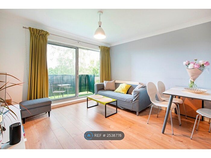 2 Bedroom Flat To Rent In Stretford Court, London, SW19