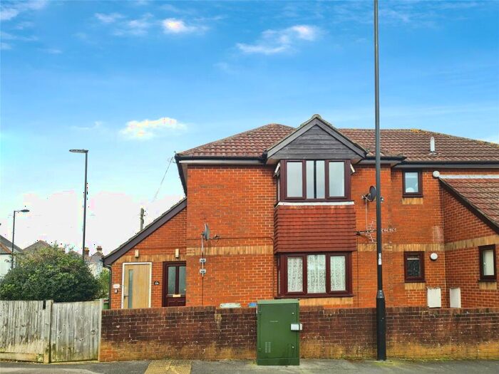 2 Bedroom Flat To Rent In Kathleen Road, Southampton, Hampshire, SO19