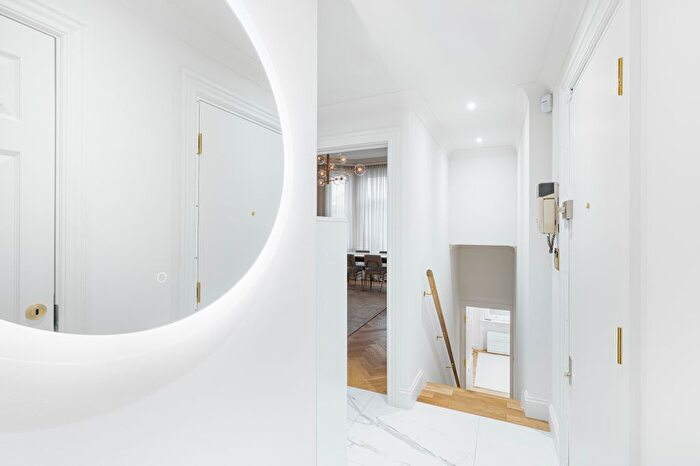 3 Bedroom Flat To Rent In Draycott Place, Chelsea, London, United Kingdom, SW3