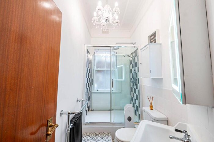 3 Bedroom Flat For Sale In Lechmere Road, Willesden Green, London, NW2