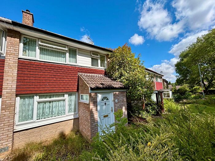 3 Bedroom Semi-detached House For Sale In Gleneagles Close, Daventry, NN11