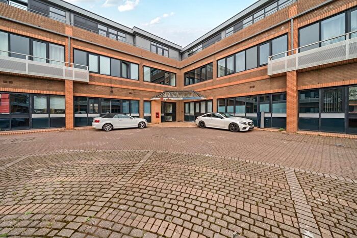 2 Bedroom Flat For Sale In Newbury, Berkshire, RG14