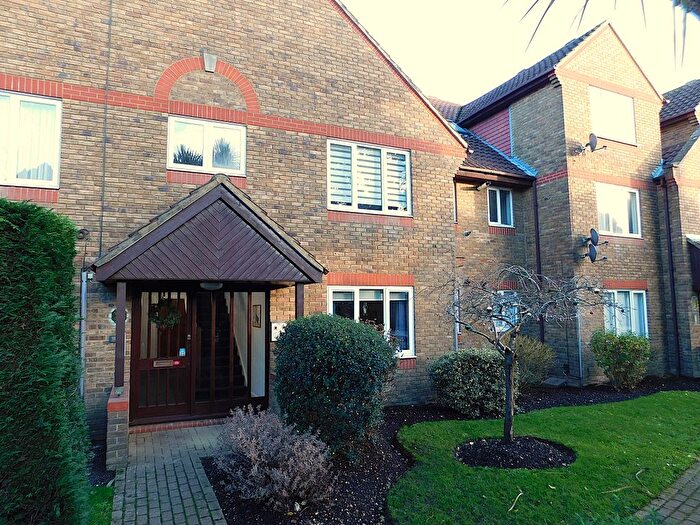 2 Bedroom Flat To Rent In Kempton Court, Lower Sunbury, TW16