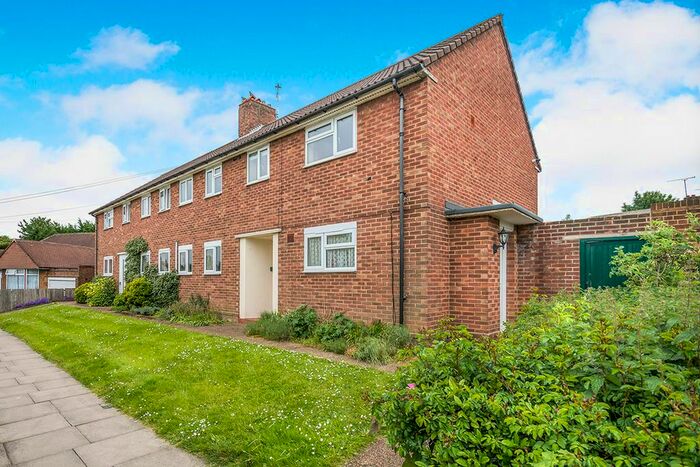 2 Bedroom Flat To Rent In Station Road, Chessington, Surrey, KT9