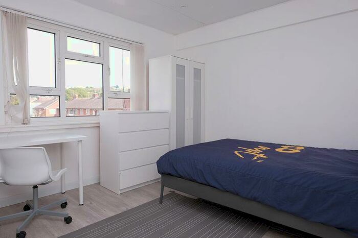 3 Bedroom Flat To Rent In Selsfield Drive, Brighton, BN2