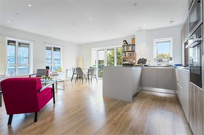 2 Bedroom Flat To Rent In Millennium Square, Shad Thames, London, SE1