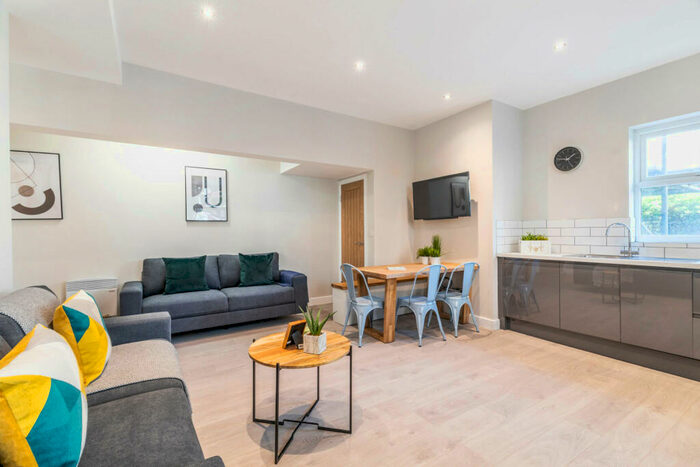6 Bedroom House To Rent In Blenheim Square, Leeds, LS2