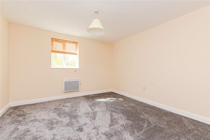 2 Bedroom Flat For Sale In Waterside, Gravesend, Kent, DA11