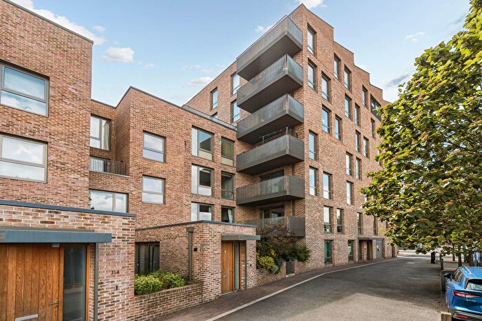 1 Bedroom Flat For Sale In Isambard Court, Paddlers Avenue, Brentford, TW8