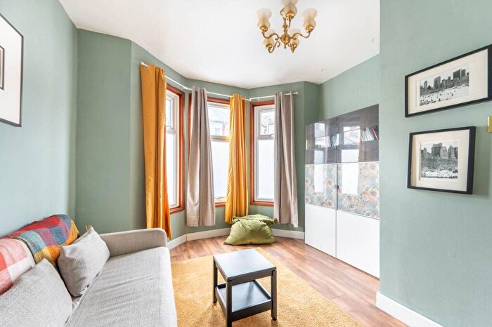 1 Bedroom Flat For Sale In Gowan Road, Willesden, London, NW10