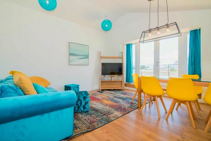 2 Bedroom Flat To Rent In Kew Bridge Road, Brentford, London, Uk, TW8