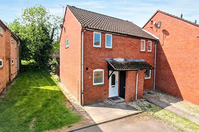 2 Bedroom End Of Terrace House For Sale In Batchelor Close, Aylesbury, HP20