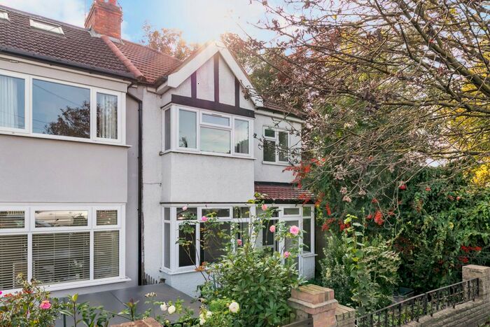 3 Bedroom Detached House To Rent In Morden Road, Mitcham, CR4