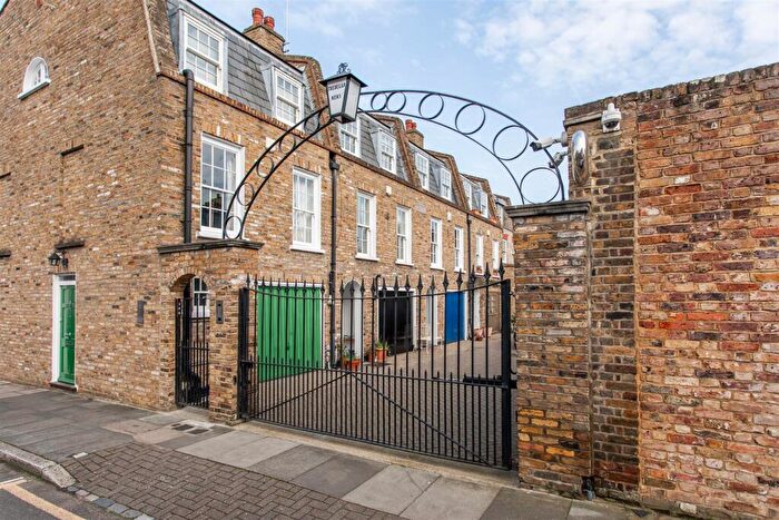 3 Bedroom Terraced House For Sale In Tredegar Mews, Mile End, E3