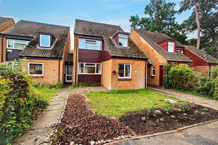 3 Bedroom Link Detached House For Sale In Sandhills Way, Calcot, Reading, RG31
