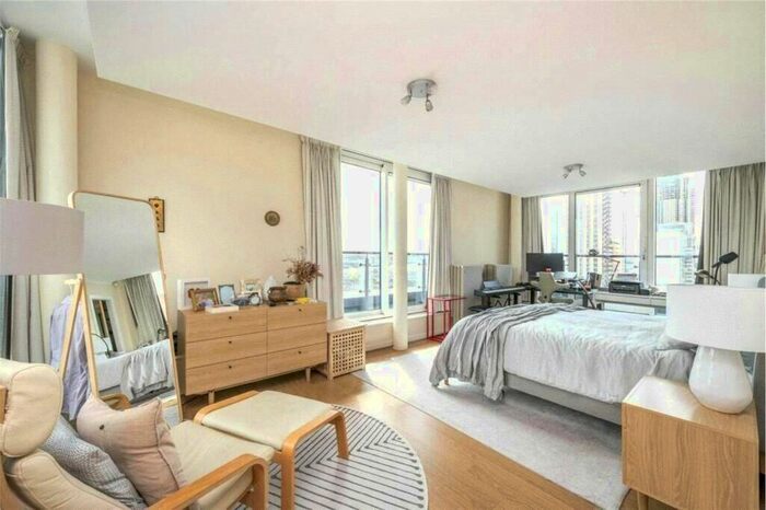 3 Bedroom Flat To Rent In Boardwalk Place, London, E14