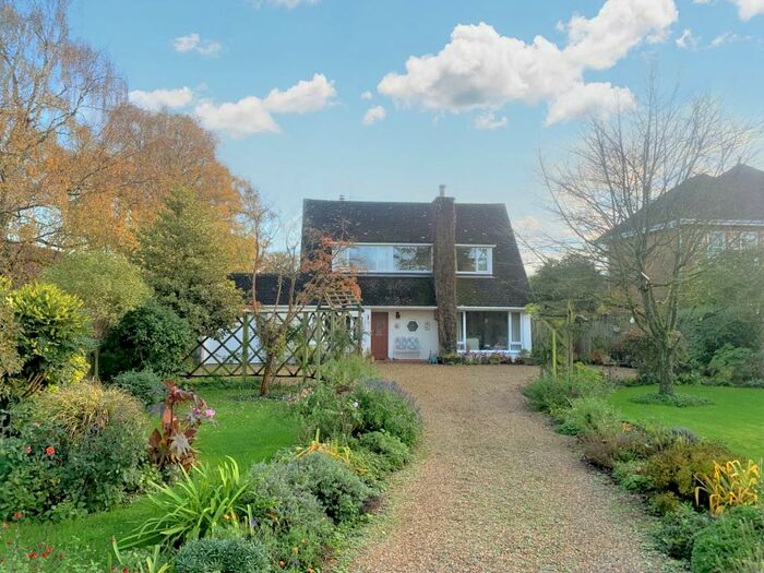3 Bedroom Detached House For Sale In Webbs Lane, Reading, RG7