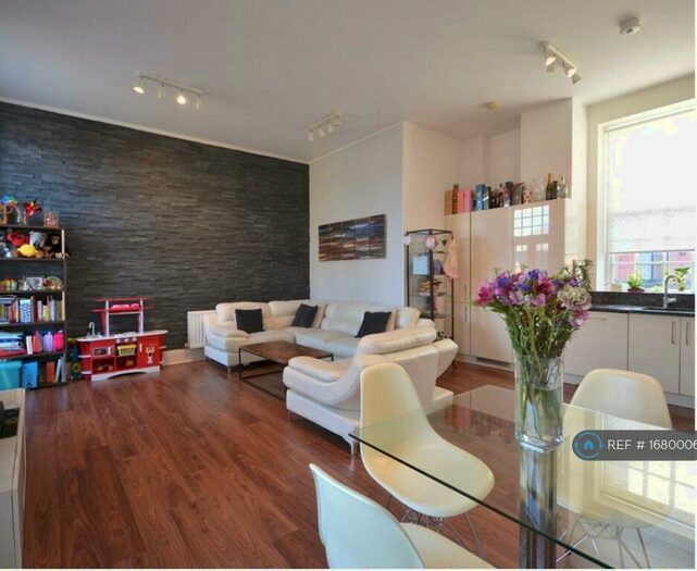 2 Bedroom Flat To Rent In Glanville Way, Epsom, KT19