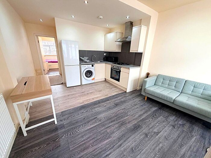1 Bedroom Flat To Rent In Winchester Road, Chingford, E4