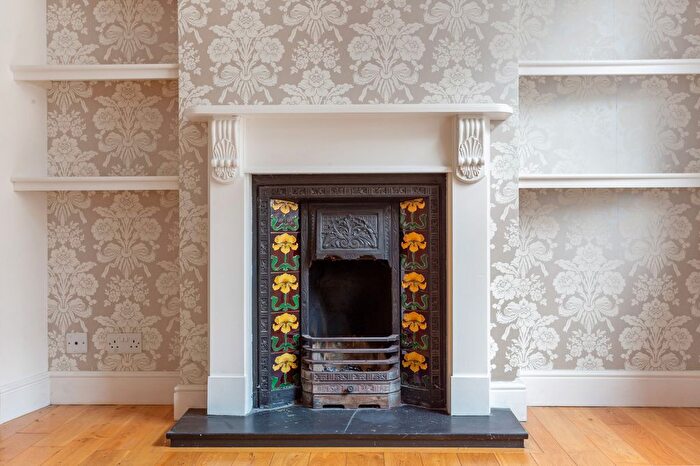 2 Bedroom Detached House For Sale In Helena Road, Windsor, SL4