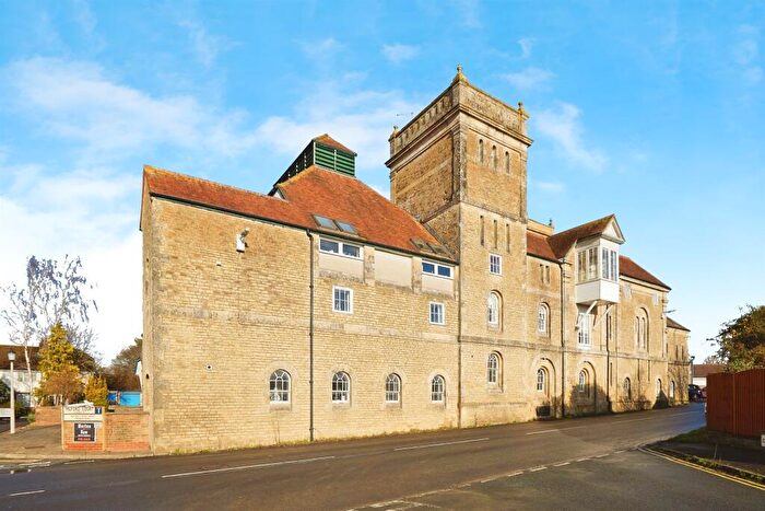 2 Bedroom Flat For Sale In Milford Court, Gillingham, SP8