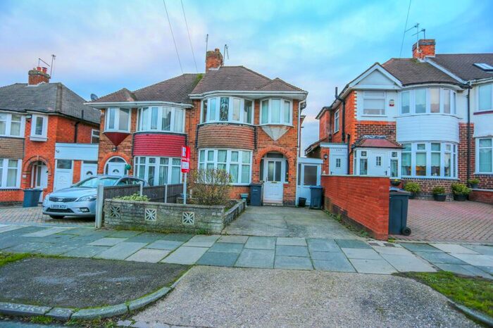 3 Bedroom Semi-Detached House To Rent In Upper Meadow Road, Birmingham, West Midlands, B32