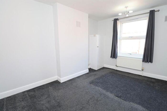 2 Bedroom End Of Terrace House To Rent In Claremont Place, Leeds, West Yorkshire, LS12