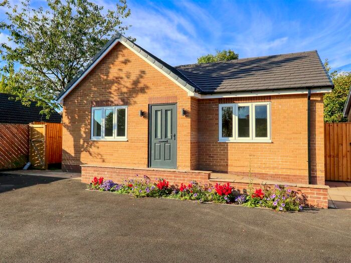2 Bedroom Detached Bungalow To Rent In Cantrell Close, Brimington, Chesterfield, Derbyshire S43