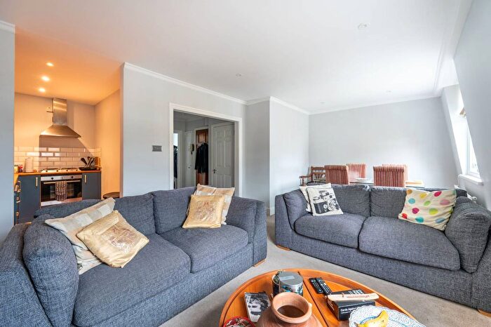 2 Bedroom Flat For Sale In Queen's Gardens, Bayswater, London, W2