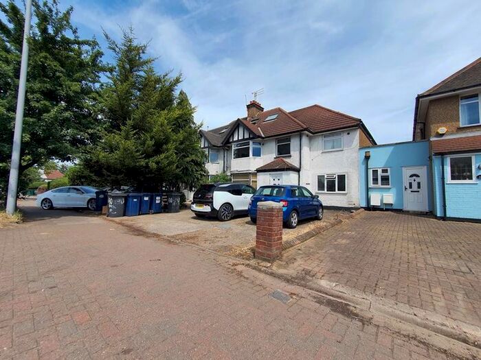 2 Bedroom Flat To Rent In Hendon Way, Cricklewood, London, NW2