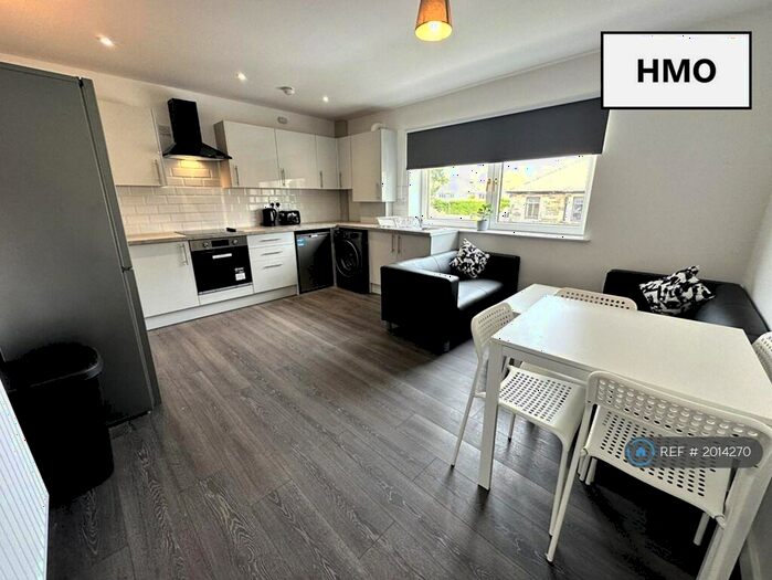 4 Bedroom Flat To Rent In Hmo Licensed Wedderlea Drive, Glasgow, G52